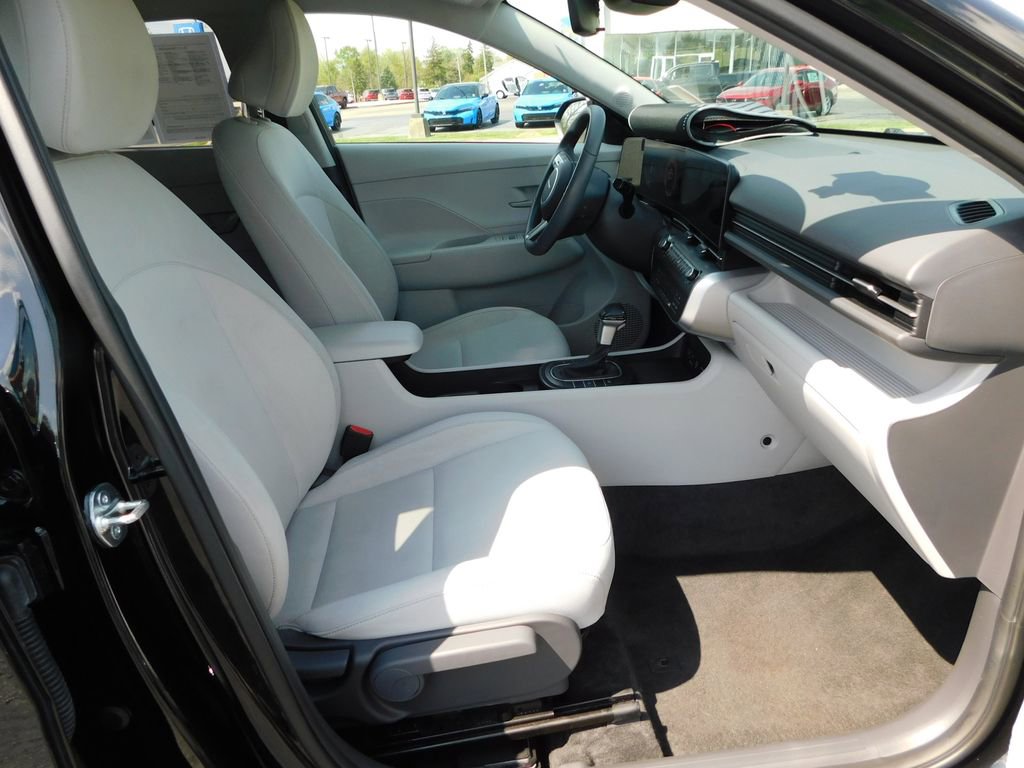 Used 2025 Hyundai Kona SEL FWD image 17