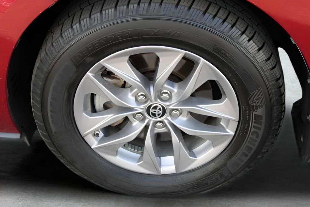Used 2021 Toyota Sienna XLE w/ XLE Plus Package FWD image 2