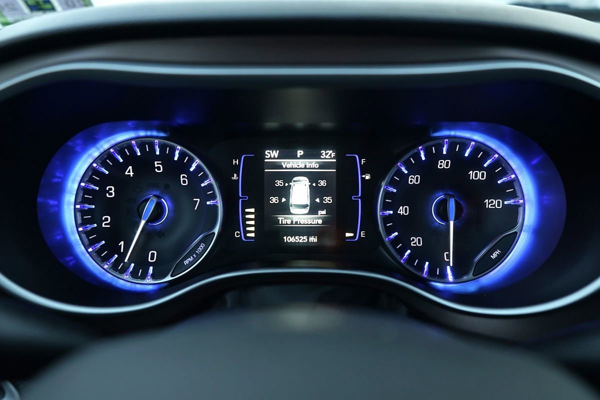 Used 2018 Chrysler Pacifica Touring-L FWD image 18