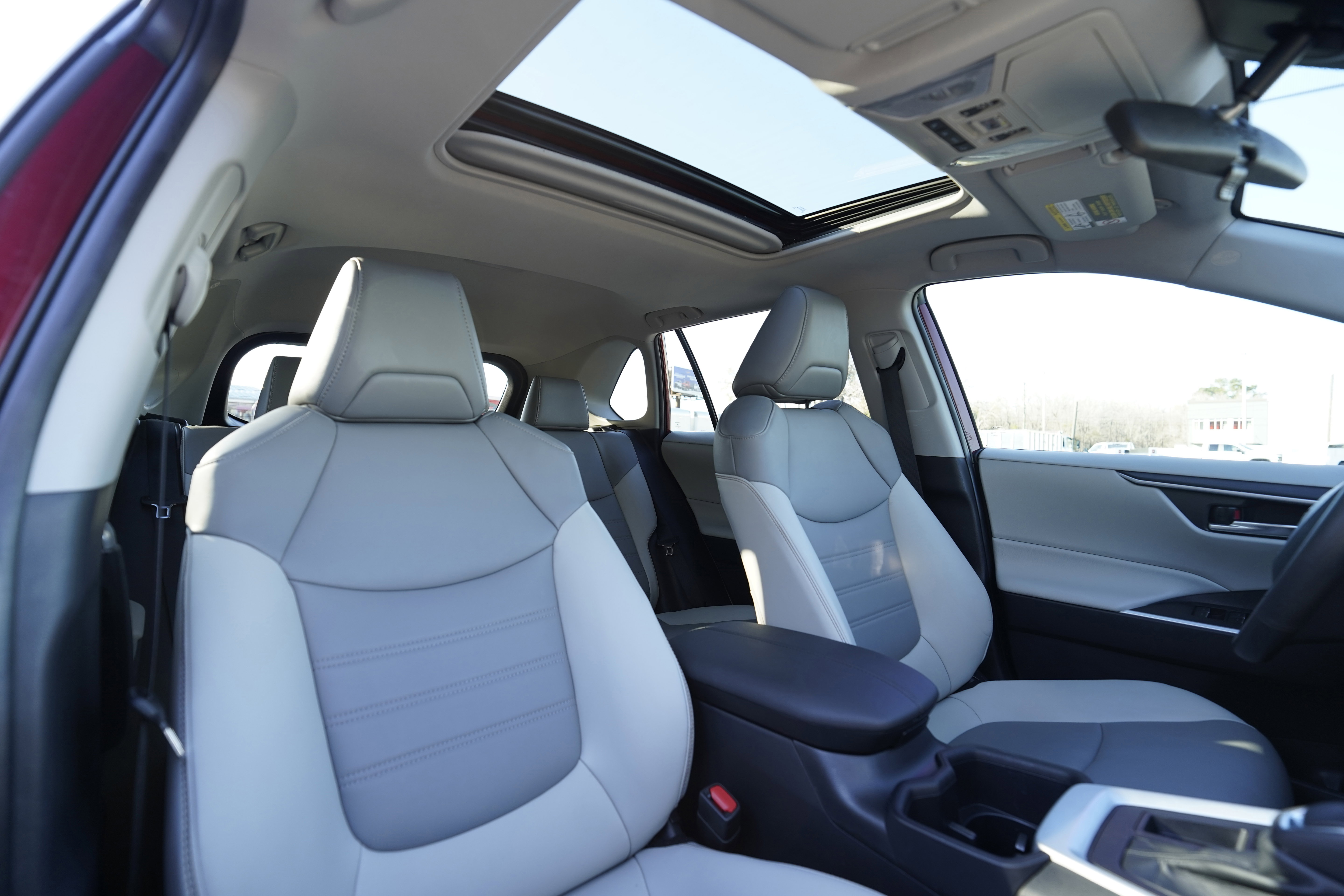 Used 2022 Toyota RAV4 XLE Premium image 11