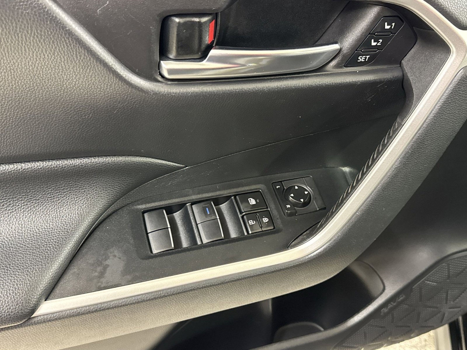 Used 2019 Toyota RAV4 XLE Premium w/ Advanced Technology Package image 17