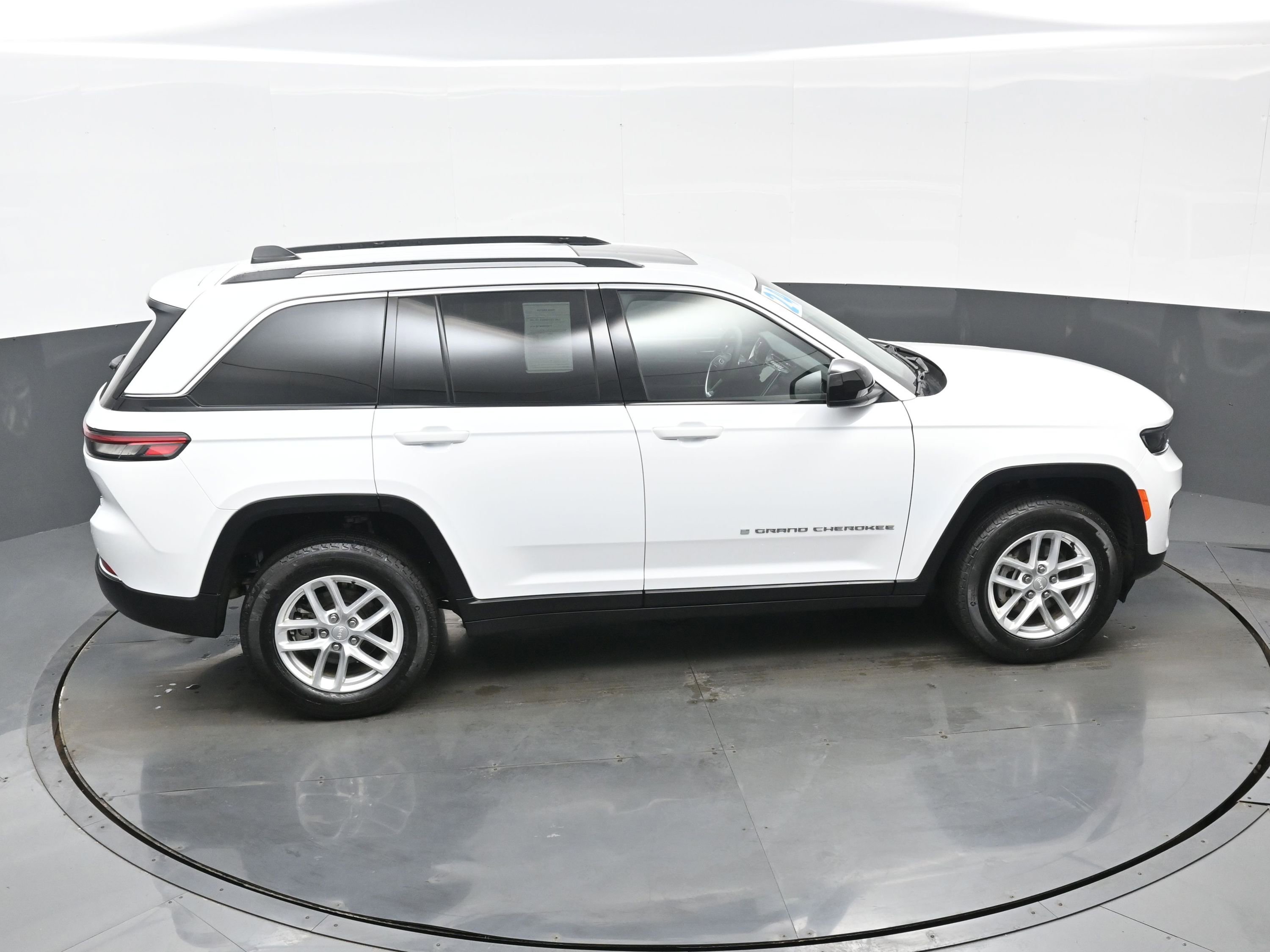 Used 2024 Jeep Grand Cherokee Laredo X image 39