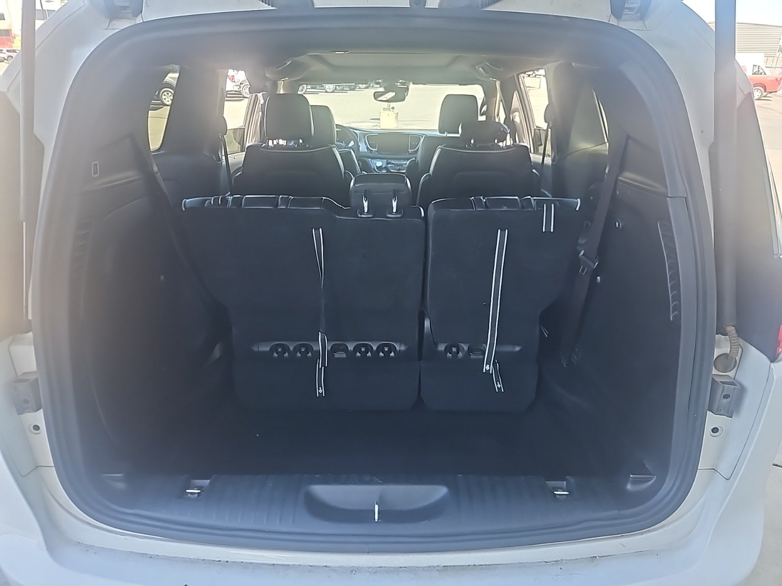 Used 2025 Chrysler Pacifica Limited FWD image 8