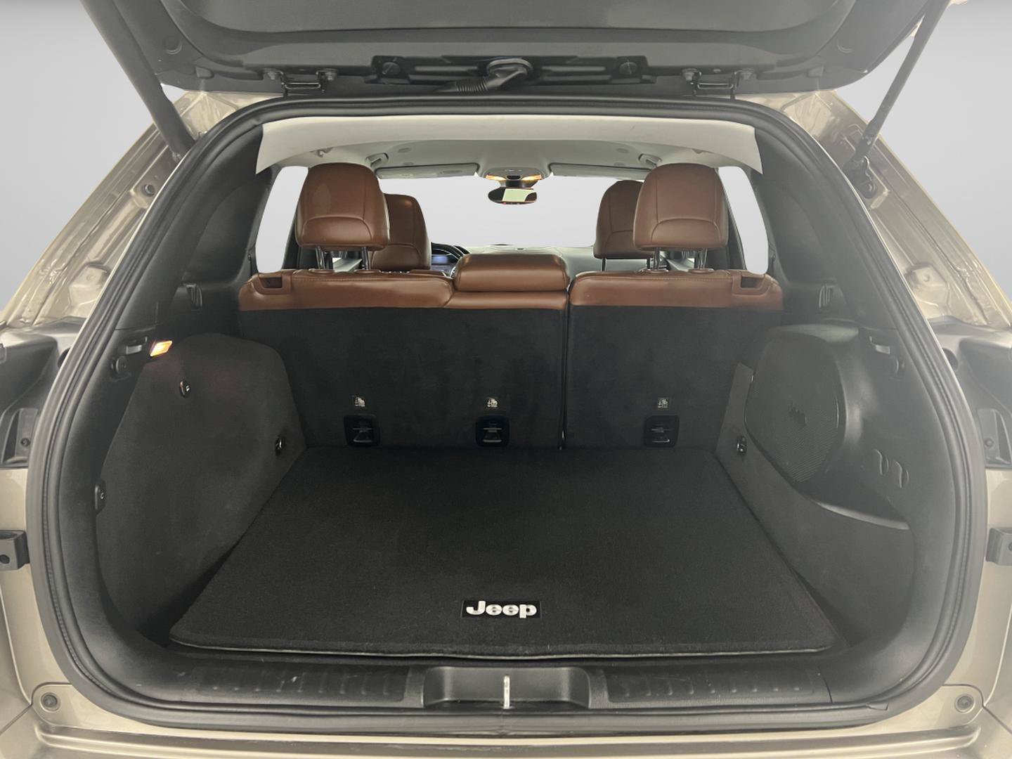 Used 2019 Jeep Cherokee Overland w/ Technology Group FWD image 38