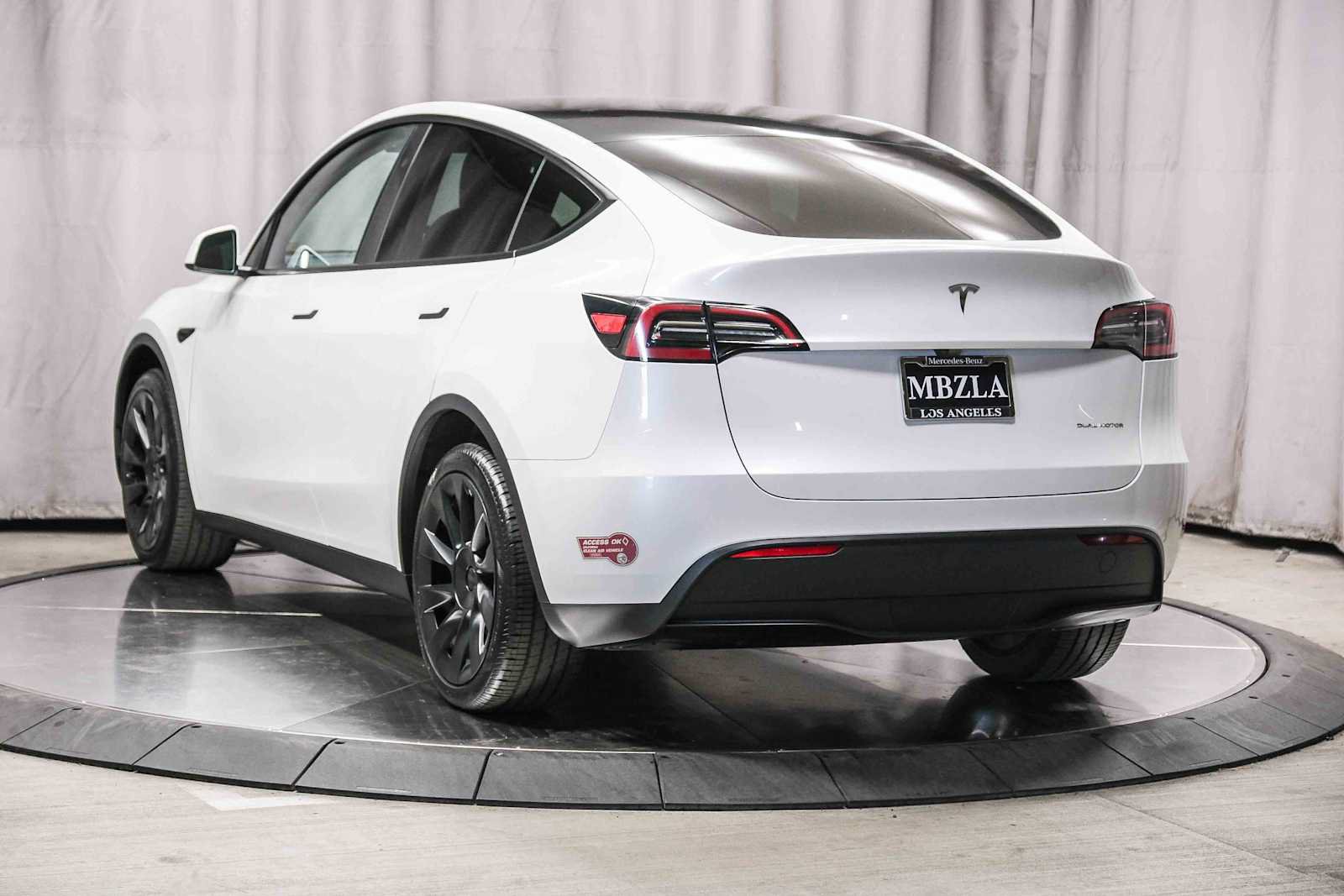 Used 2023 Tesla Model Y Long Range AWD/4WD image 2