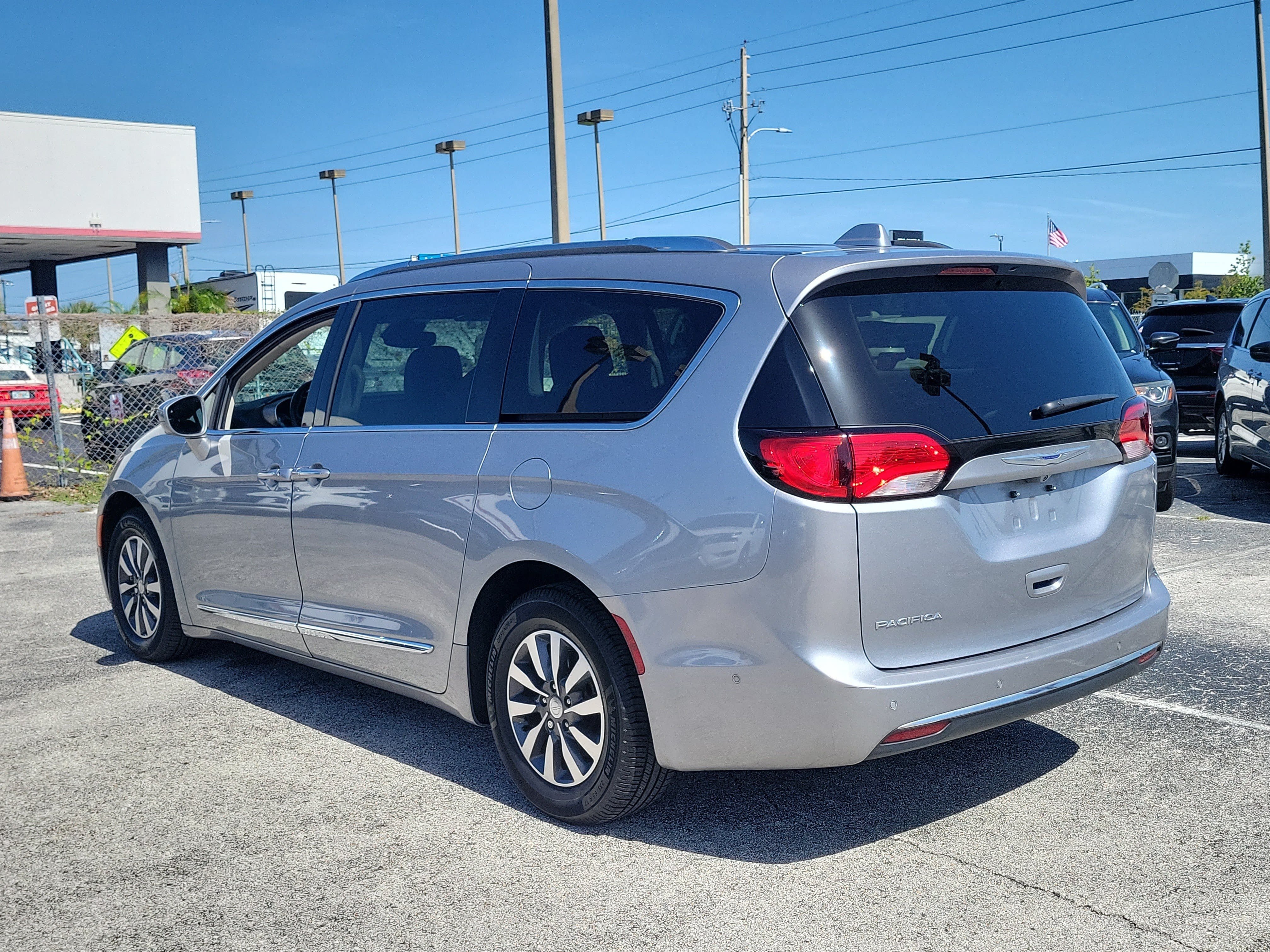 Used 2020 Chrysler Pacifica Touring-L Plus w/ Advanced Safetytec Group FWD image 9