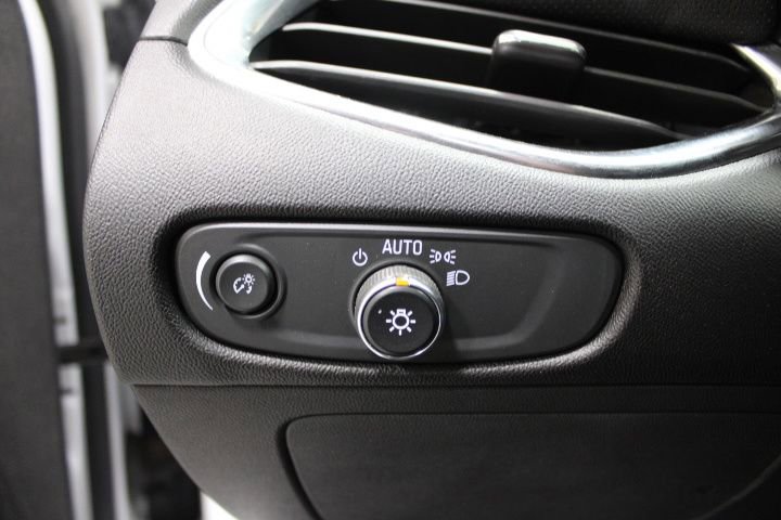 Used 2018 Chevrolet Malibu Premier w/ Premier Sun and Wheel Package image 42