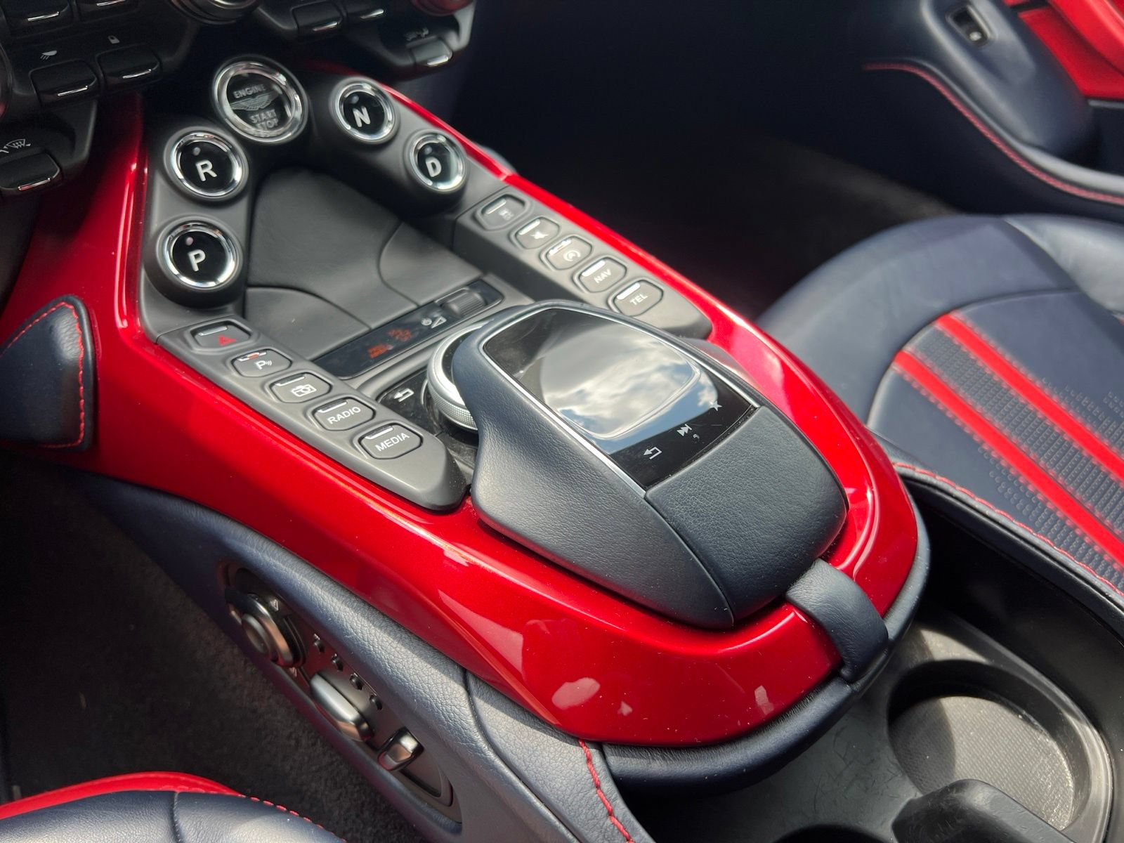Used 2020 Aston Martin V8 Vantage Coupe RWD image 19