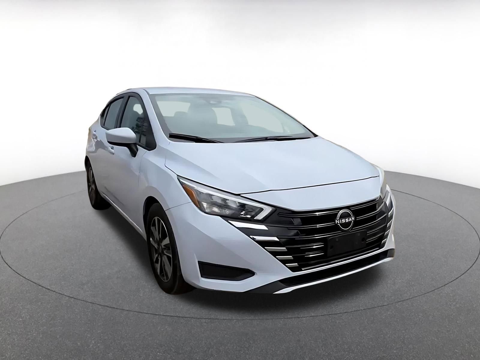 Used 2025 Nissan Versa SV image 3