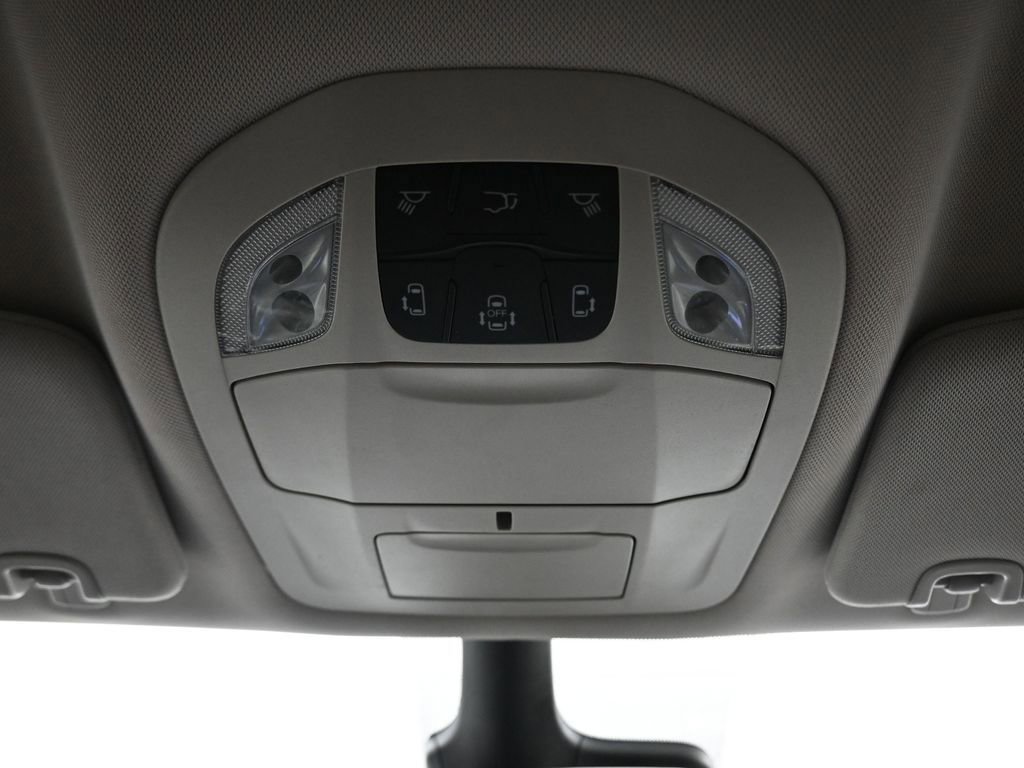 Used 2023 Chrysler Voyager LX image 28