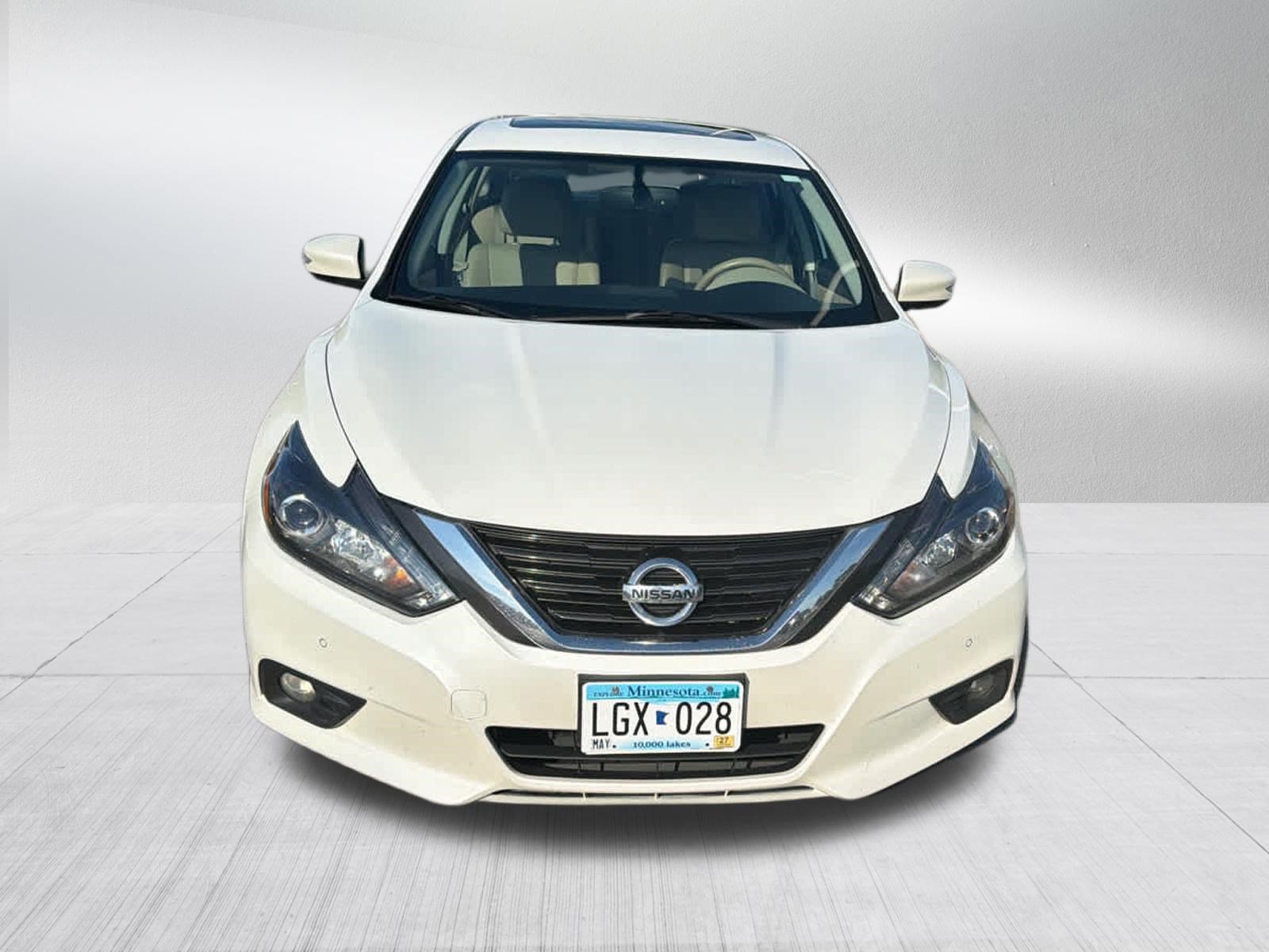 Used 2017 Nissan Altima 3.5 SL w/ 3.5SL Technology Package FWD image 2