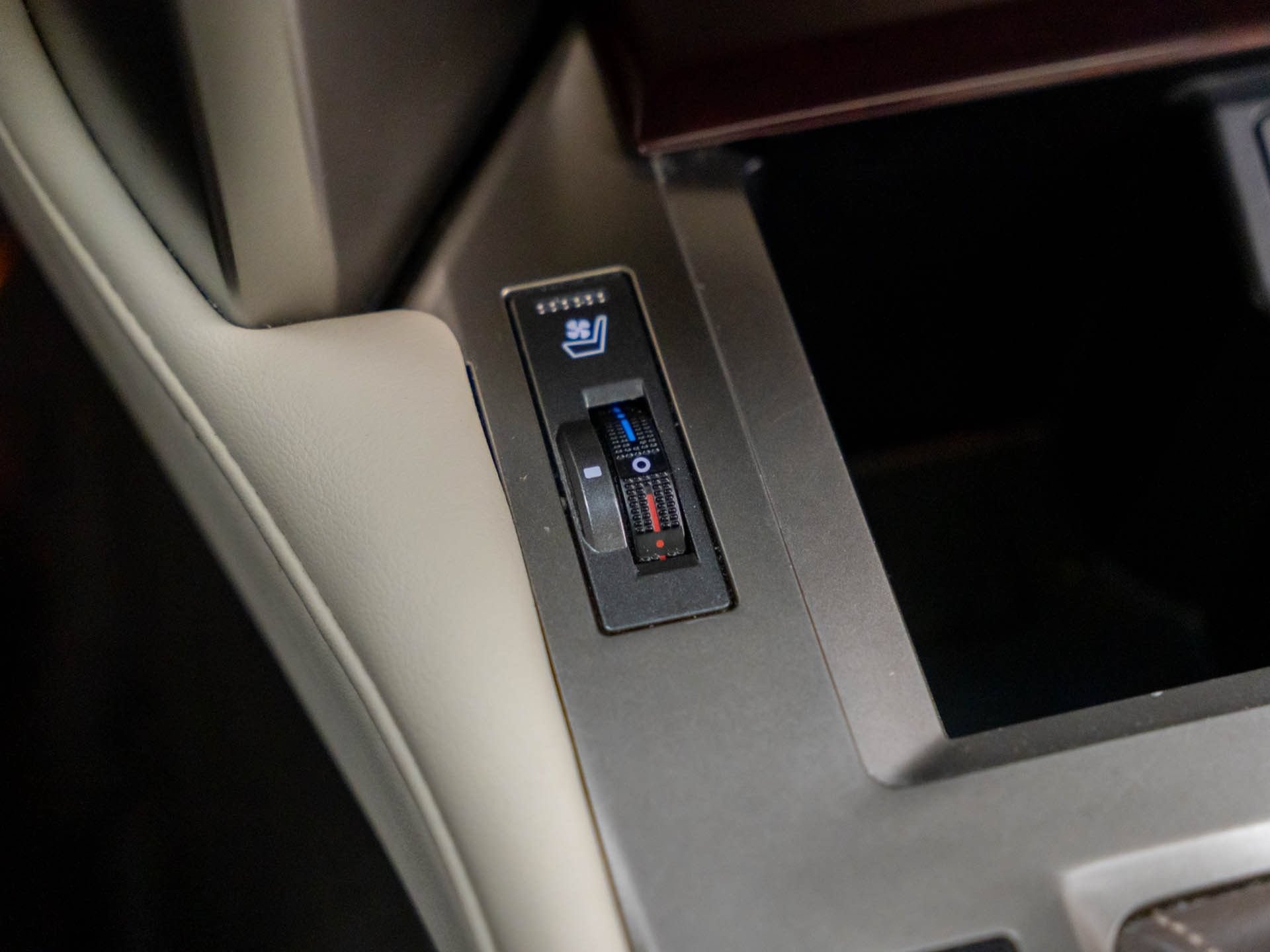 Used 2019 Lexus GX 460 Premium w/ Premium Package AWD/4WD image 23