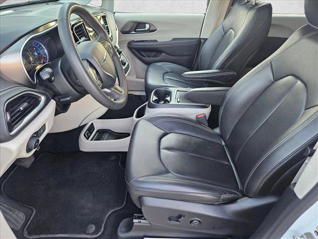 Used 2024 Chrysler Pacifica Limited FWD image 16
