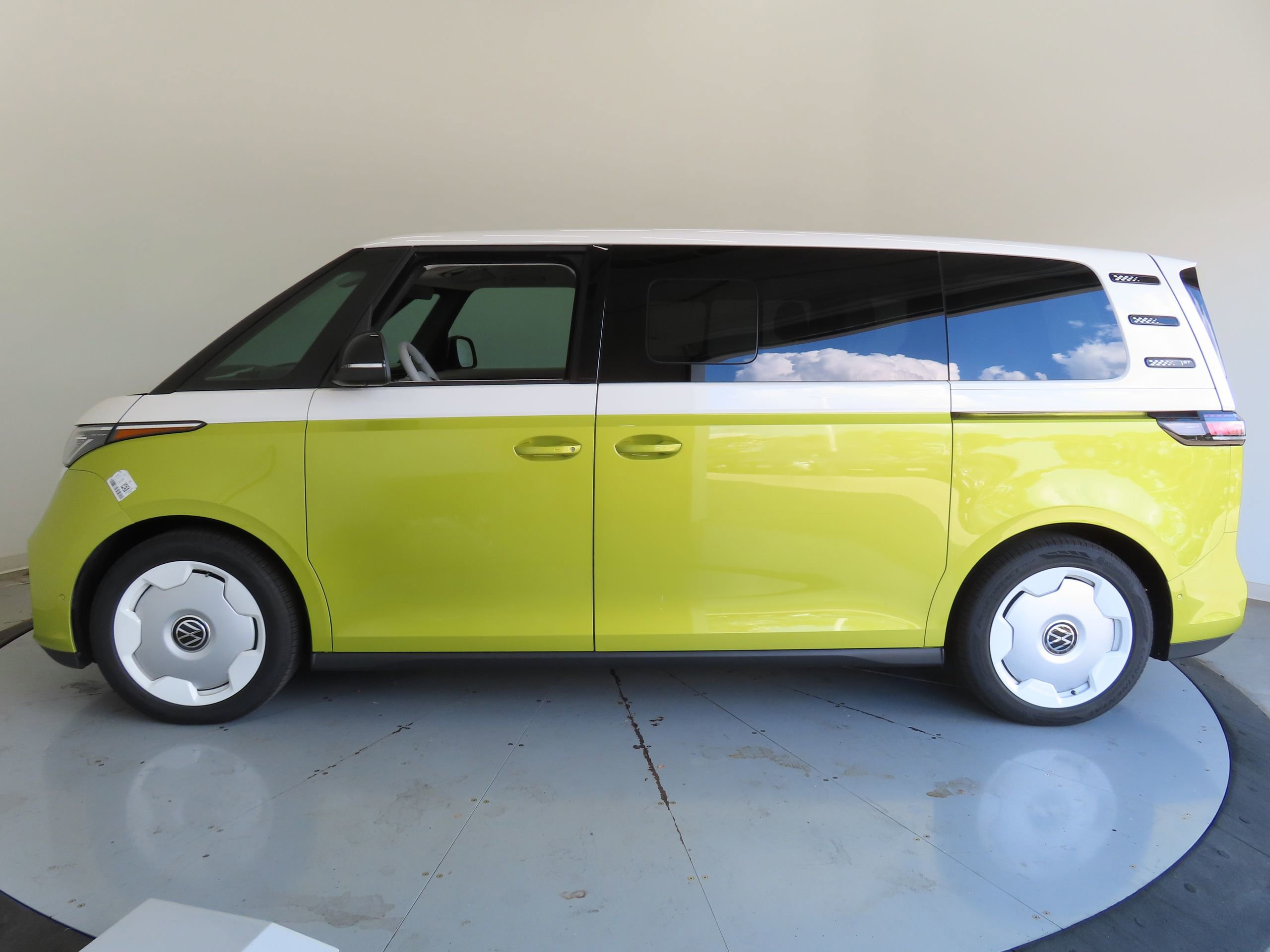 New 2025 Volkswagen ID. Buzz 1st Edition image 8