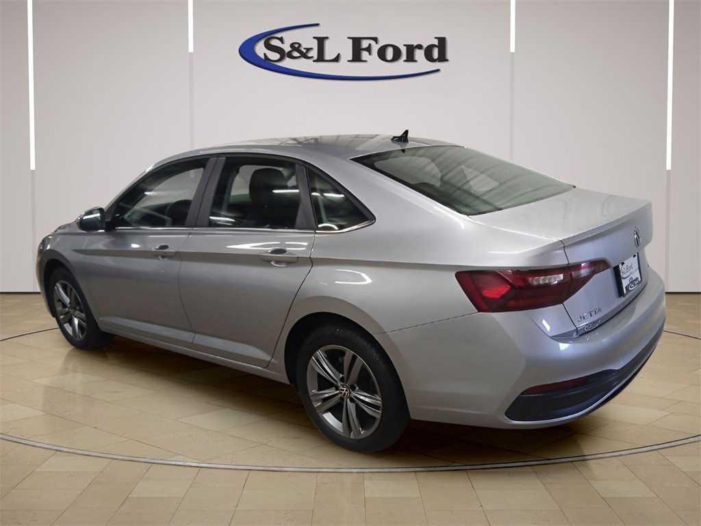 Used 2024 Volkswagen Jetta SE image 3