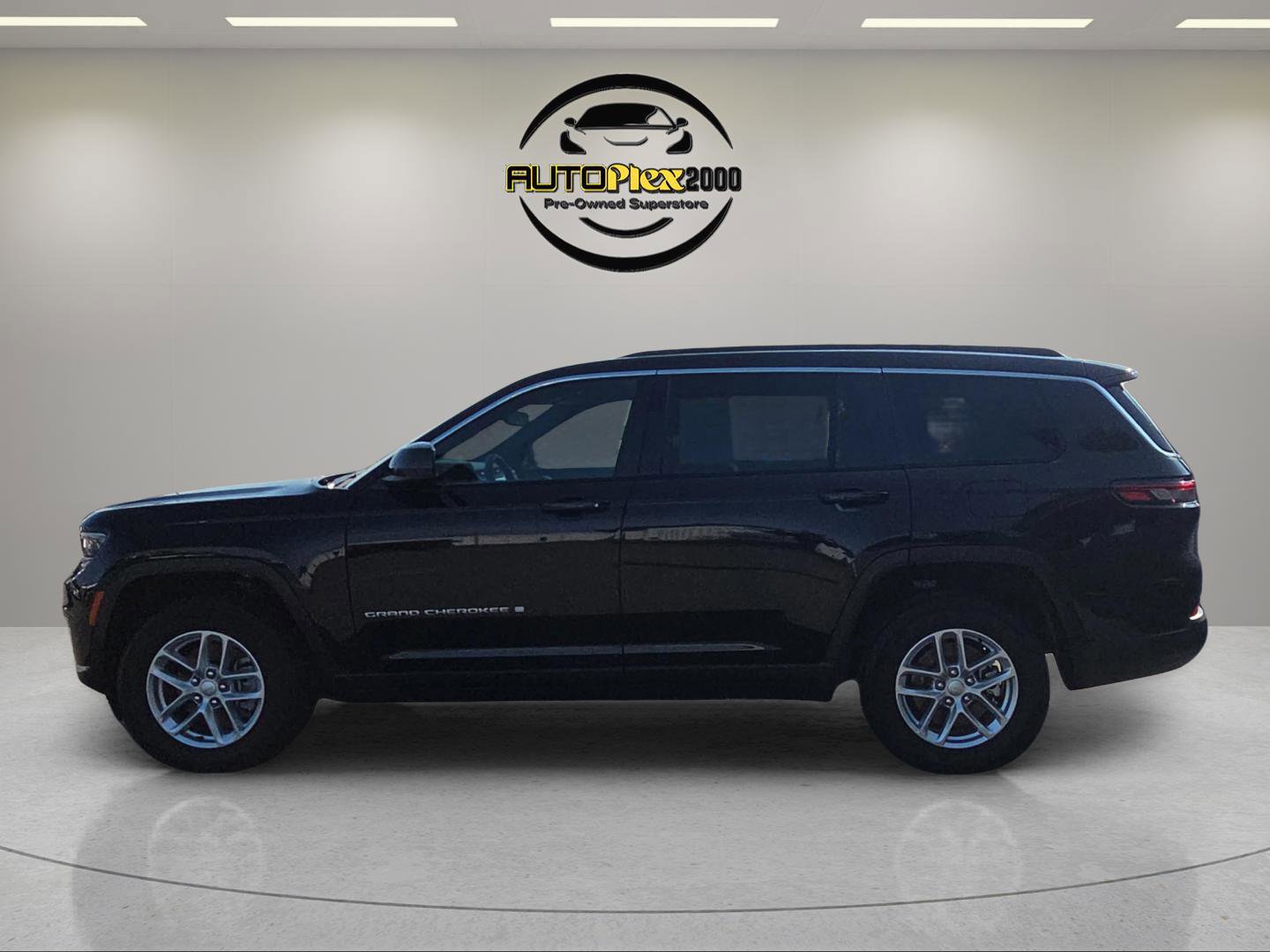 Used 2024 Jeep Grand Cherokee L Laredo w/ Luxury Tech Group I image 4