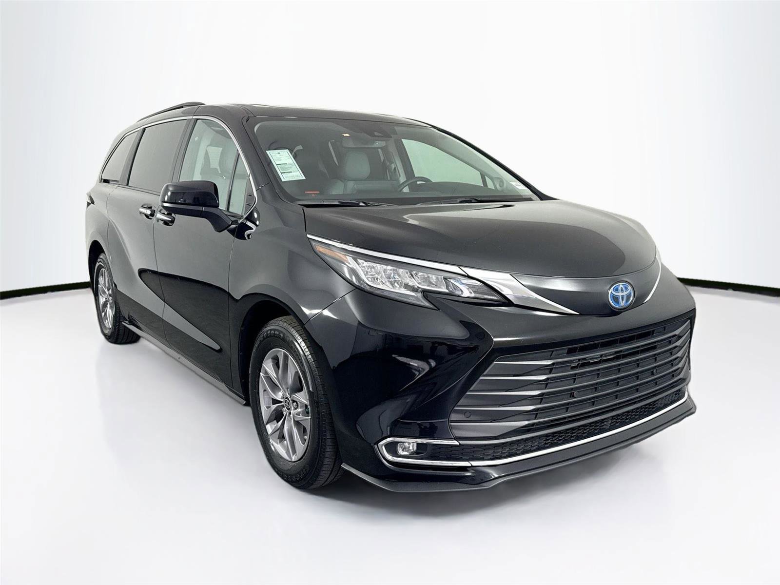 Certified 2023 Toyota Sienna XLE image 4