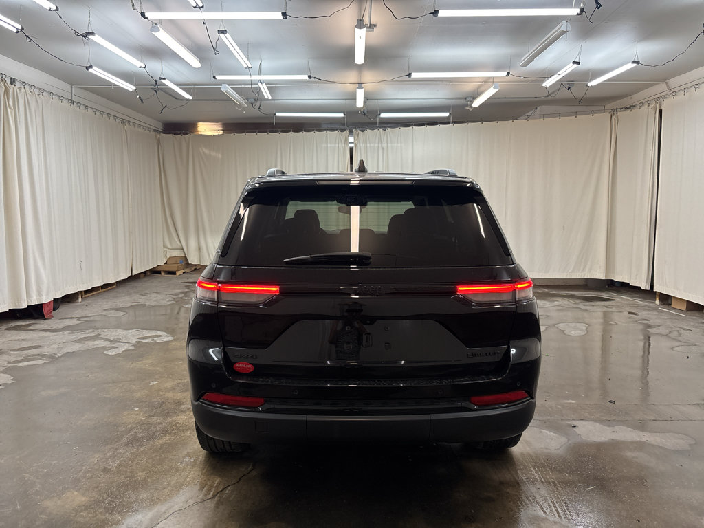 Used 2023 Jeep Grand Cherokee Limited w/ Black Appearance Package AWD/4WD image 6