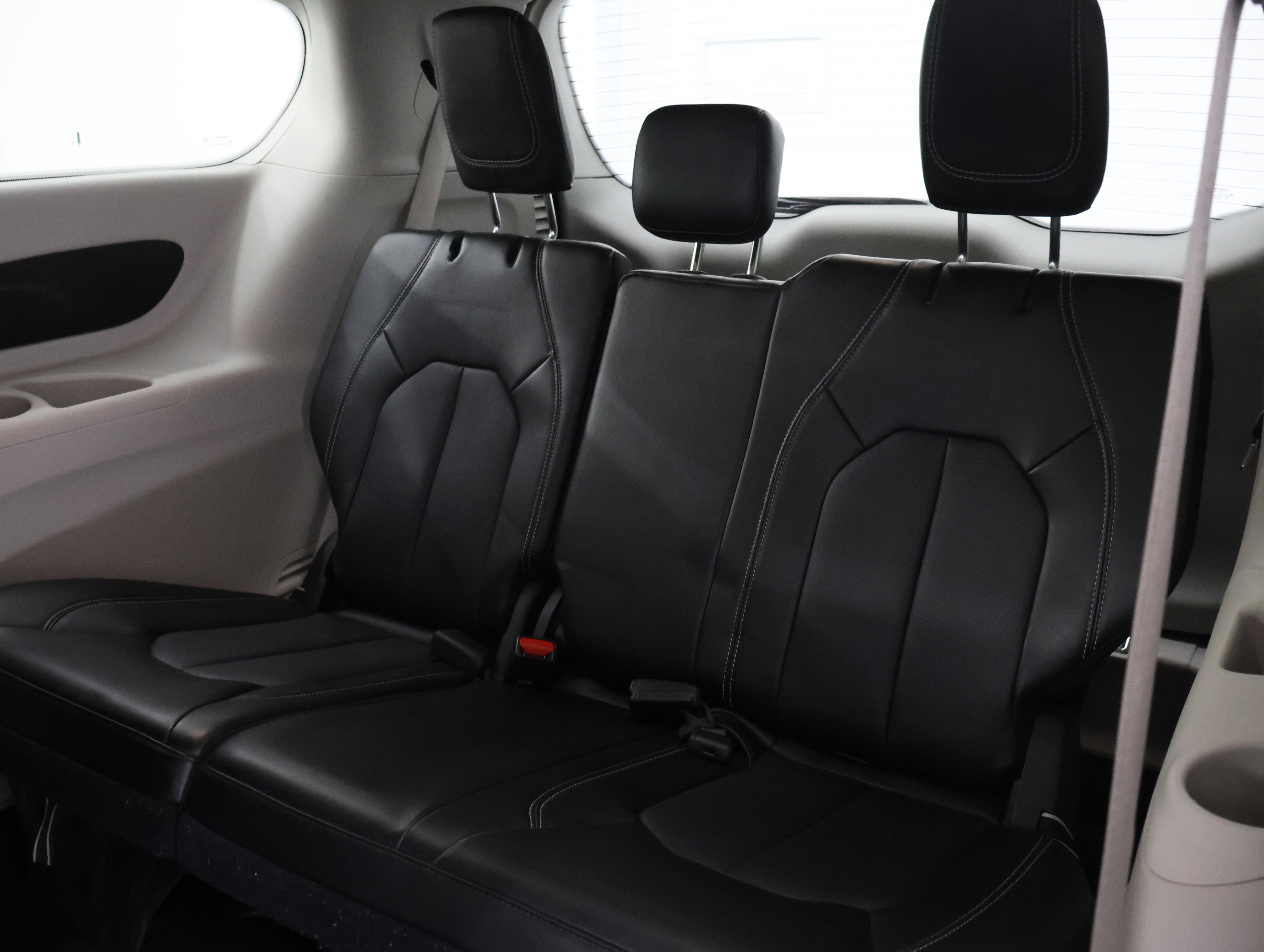 Used 2024 Chrysler Pacifica Touring-L image 9