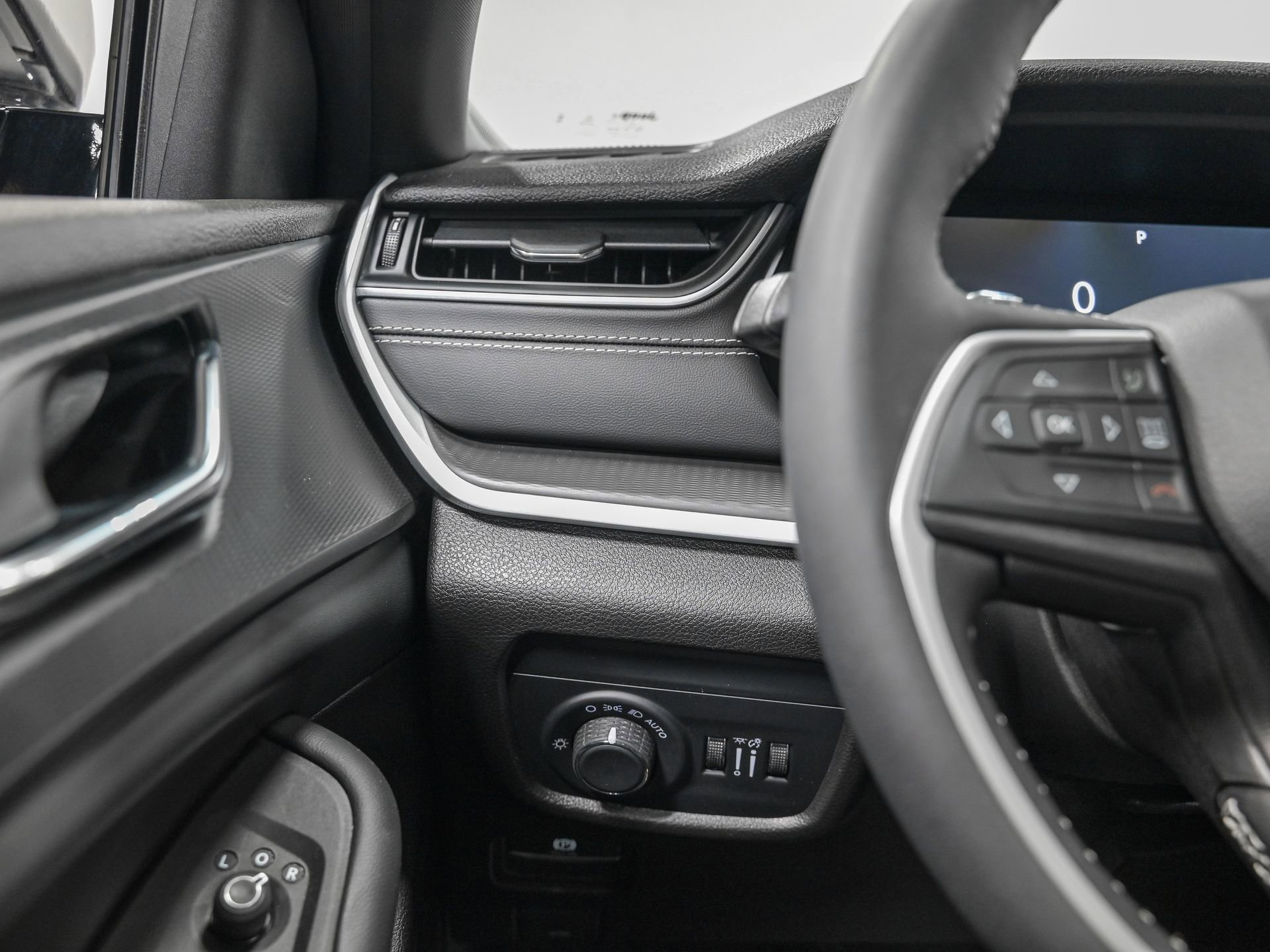 Used 2024 Jeep Grand Cherokee Altitude image 18