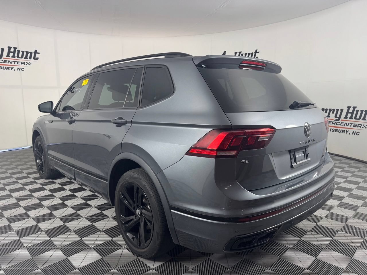 Used 2023 Volkswagen Tiguan SE R-Line FWD image 9