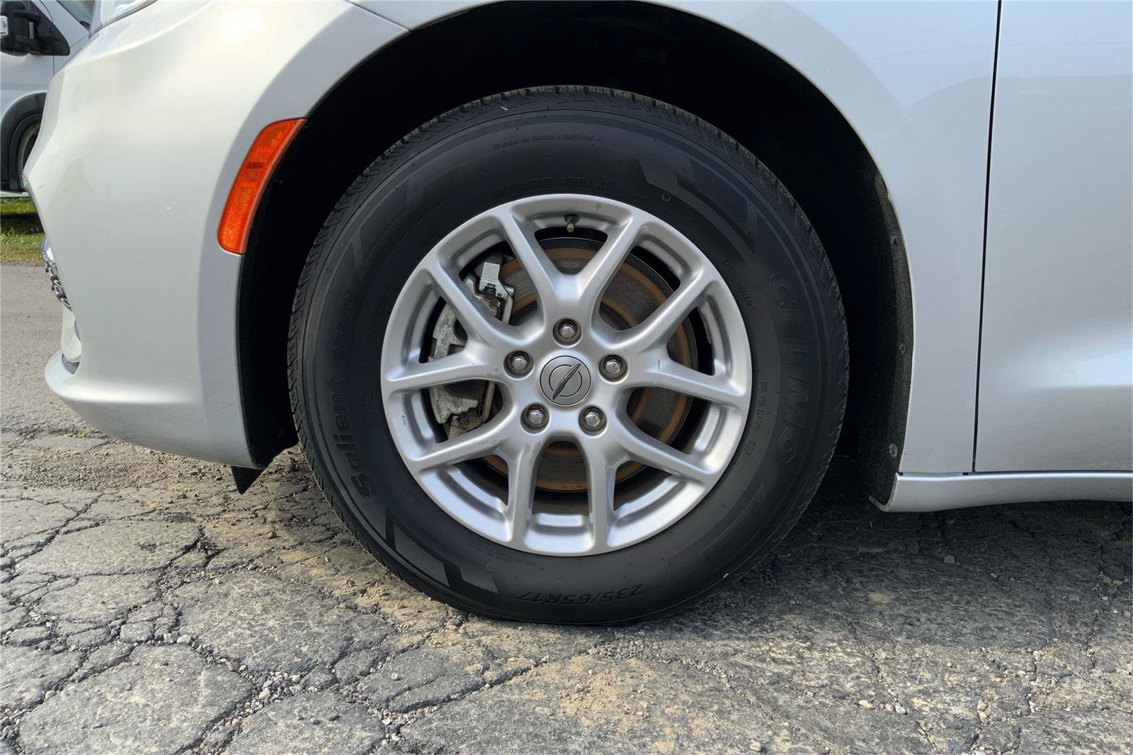 Used 2024 Chrysler Pacifica Touring-L FWD image 25