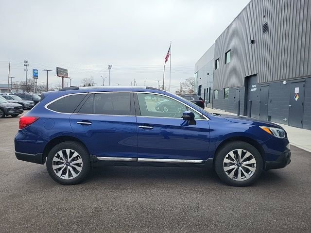 Used 2017 Subaru Outback 2.5i Touring image 2
