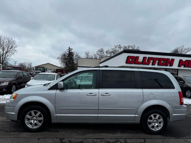 Used 2008 Chrysler Town & Country Touring w/ Flexible Seating Group FWD image 9
