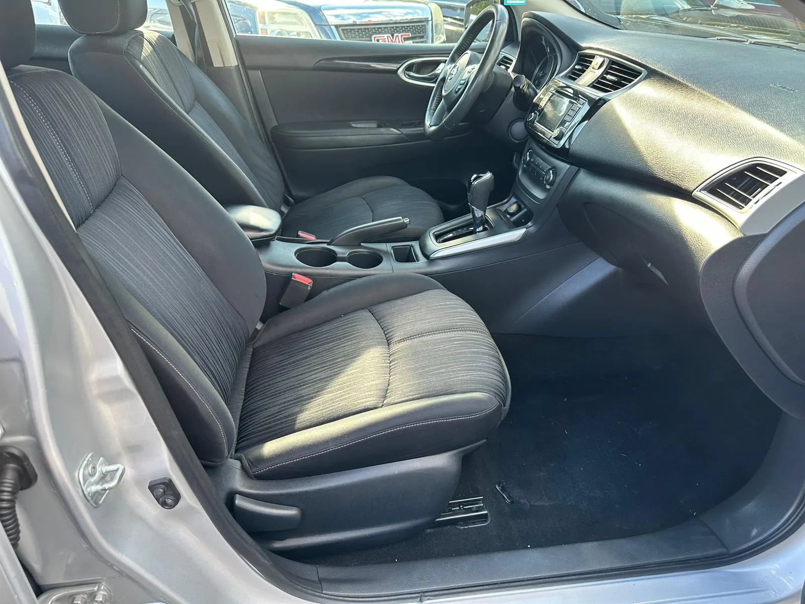 Used 2016 Nissan Sentra SV w/ Style Package FWD image 2