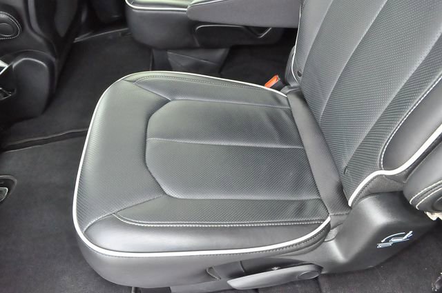 Used 2025 Chrysler Pacifica Limited image 15