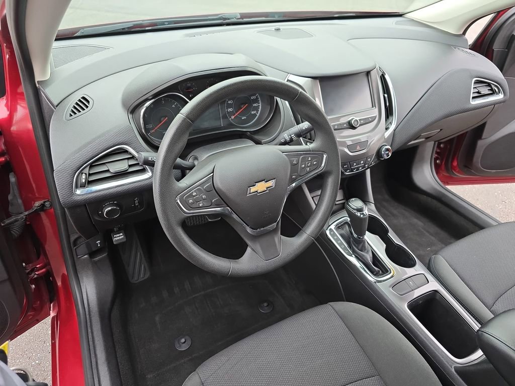 Used 2017 Chevrolet Cruze LT FWD image 17
