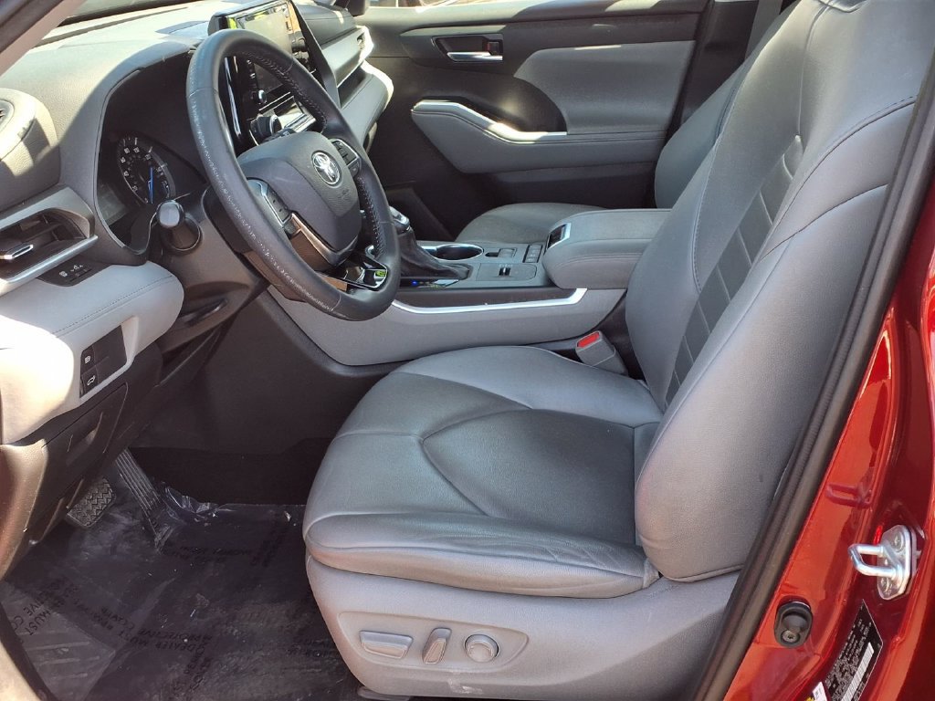 Certified 2021 Toyota Highlander XLE AWD/4WD image 19