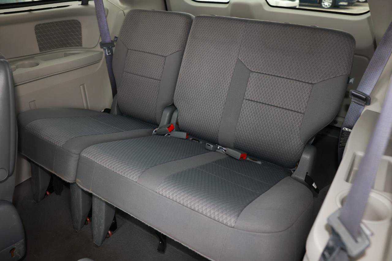 Used 2008 Chrysler Town & Country Touring w/ Entertainment Group #2 FWD image 26