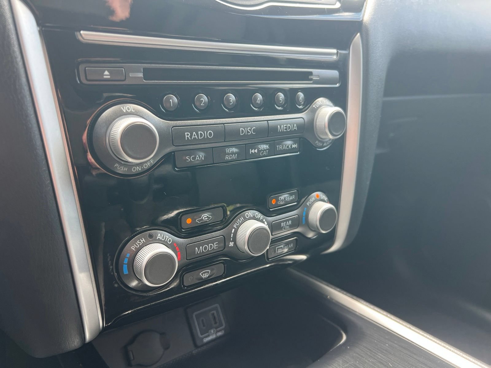 Used 2020 Nissan Pathfinder SV FWD image 16