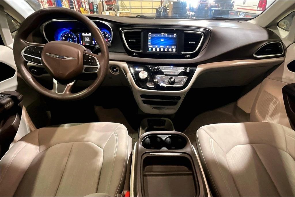 Used 2020 Chrysler Pacifica Touring w/ Tire & Wheel Group image 11
