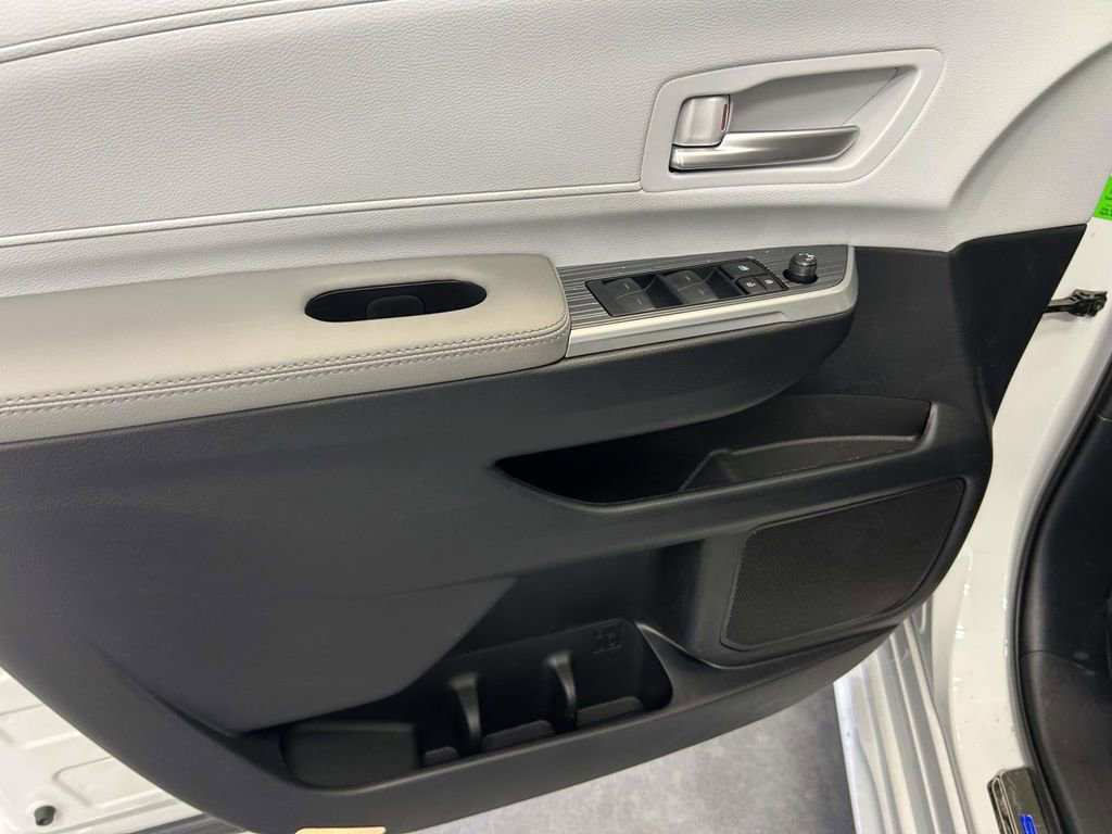 Used 2026 Toyota Sienna XLE FWD image 18