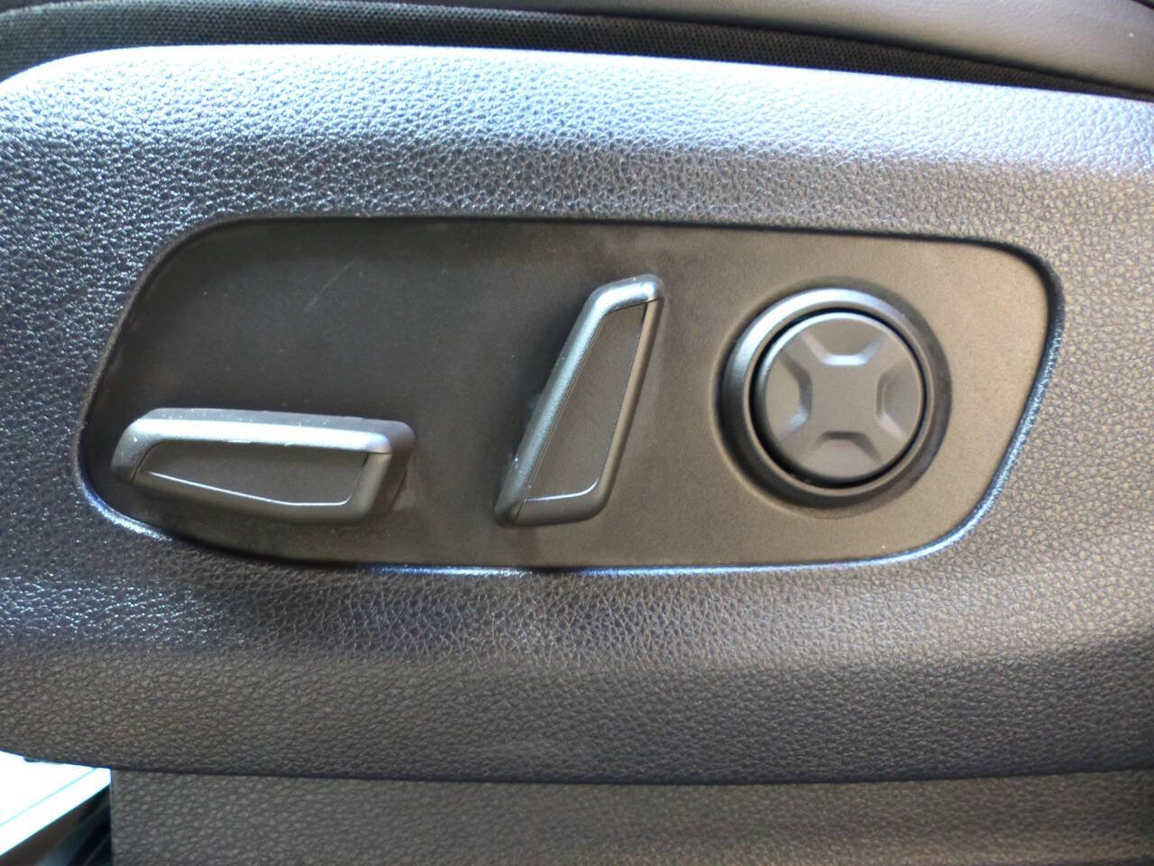 Used 2025 Kia Carnival EX image 26