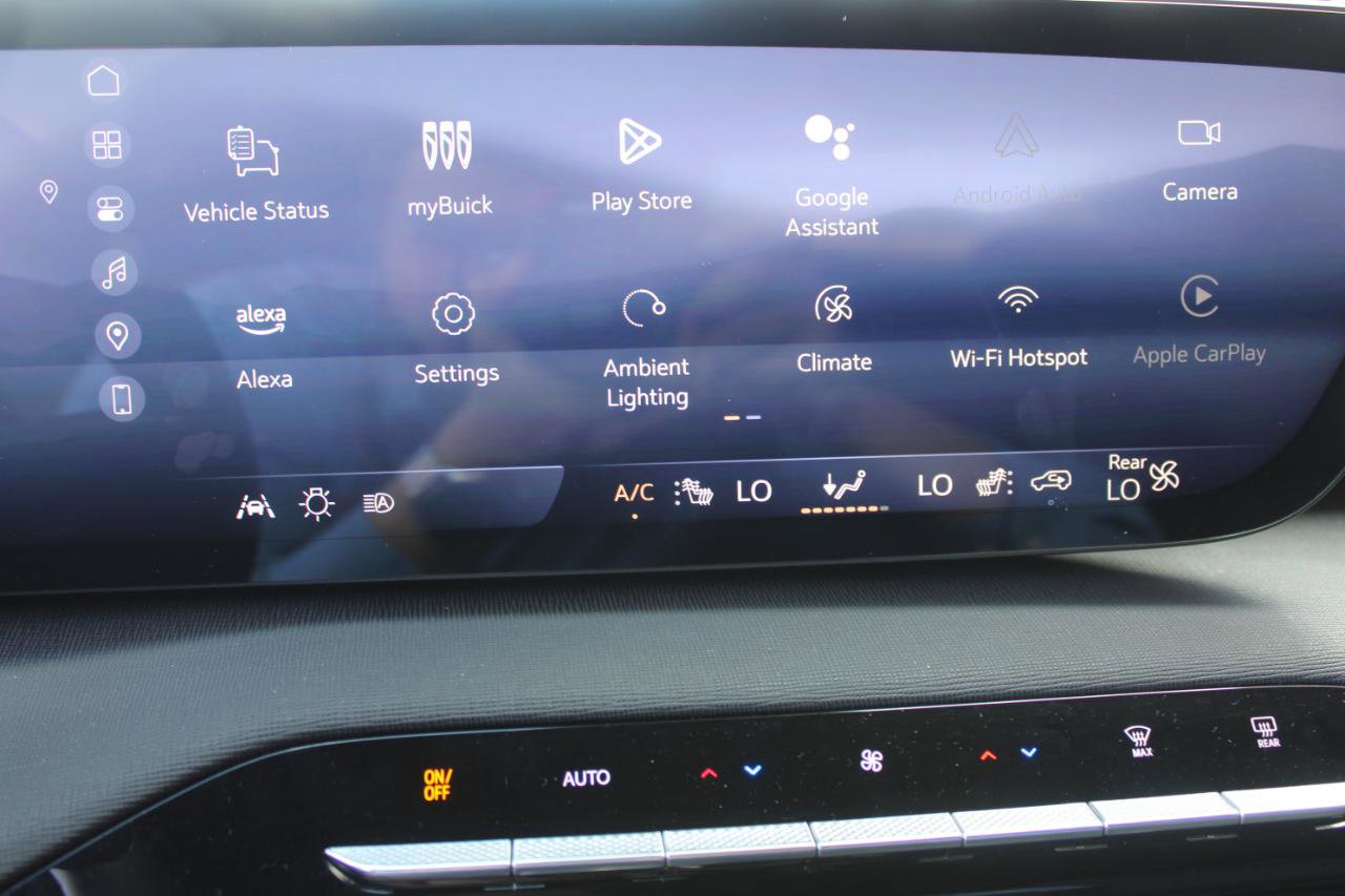 Used 2025 Buick Enclave Preferred image 32