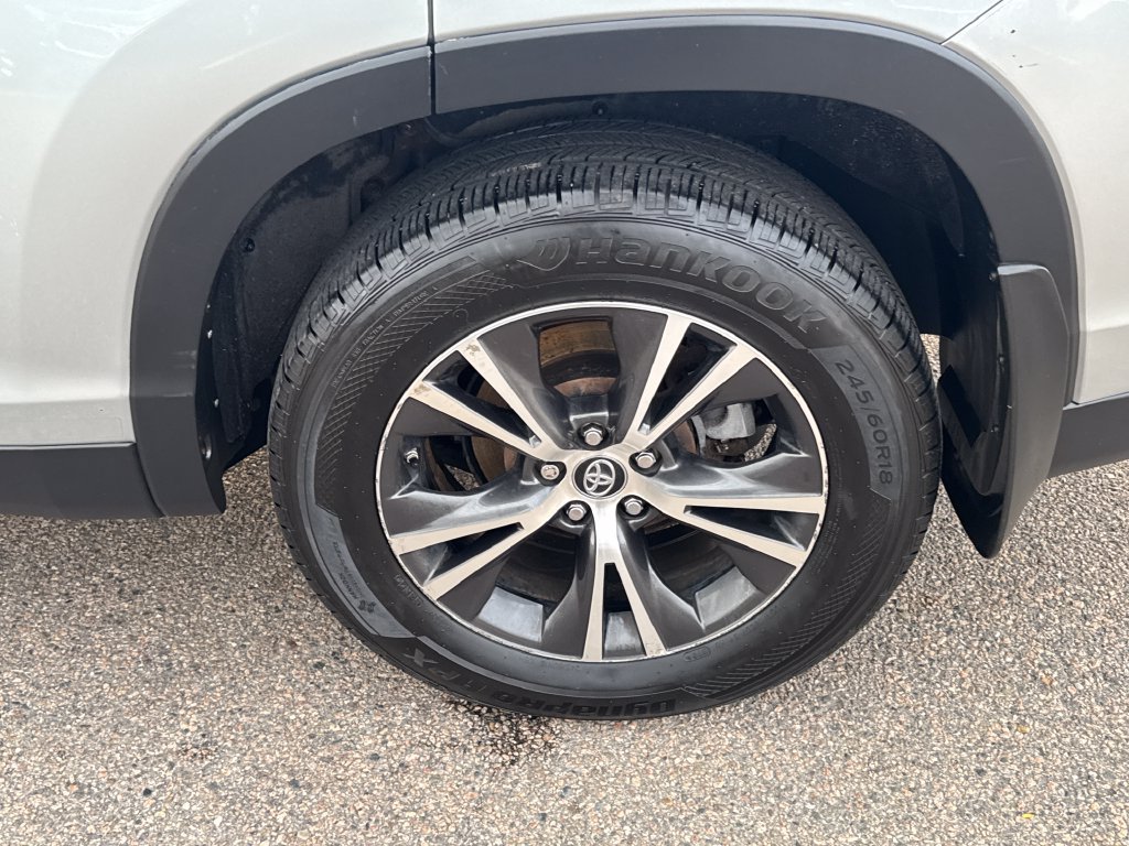 Used 2019 Toyota Highlander LE AWD/4WD image 42