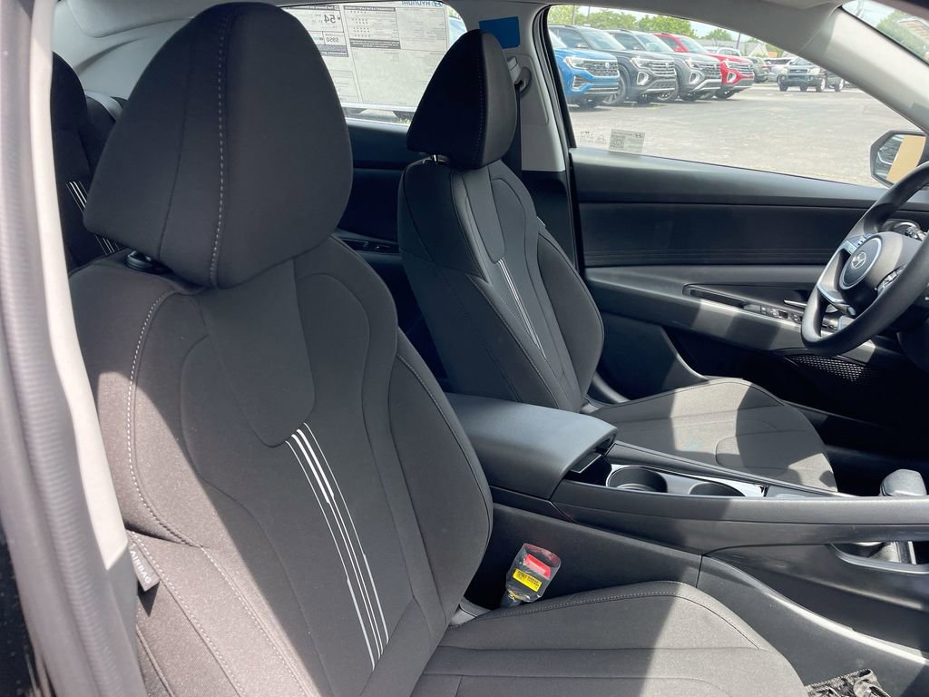 Used 2025 Hyundai Elantra Blue image 49