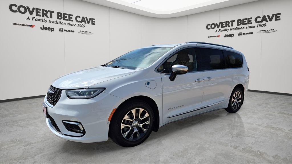 Used 2023 Chrysler Pacifica Pinnacle image 3