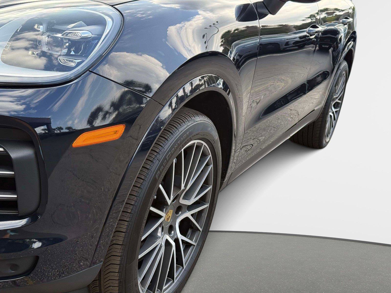 Used 2022 Porsche Cayenne w/ Premium Package image 11