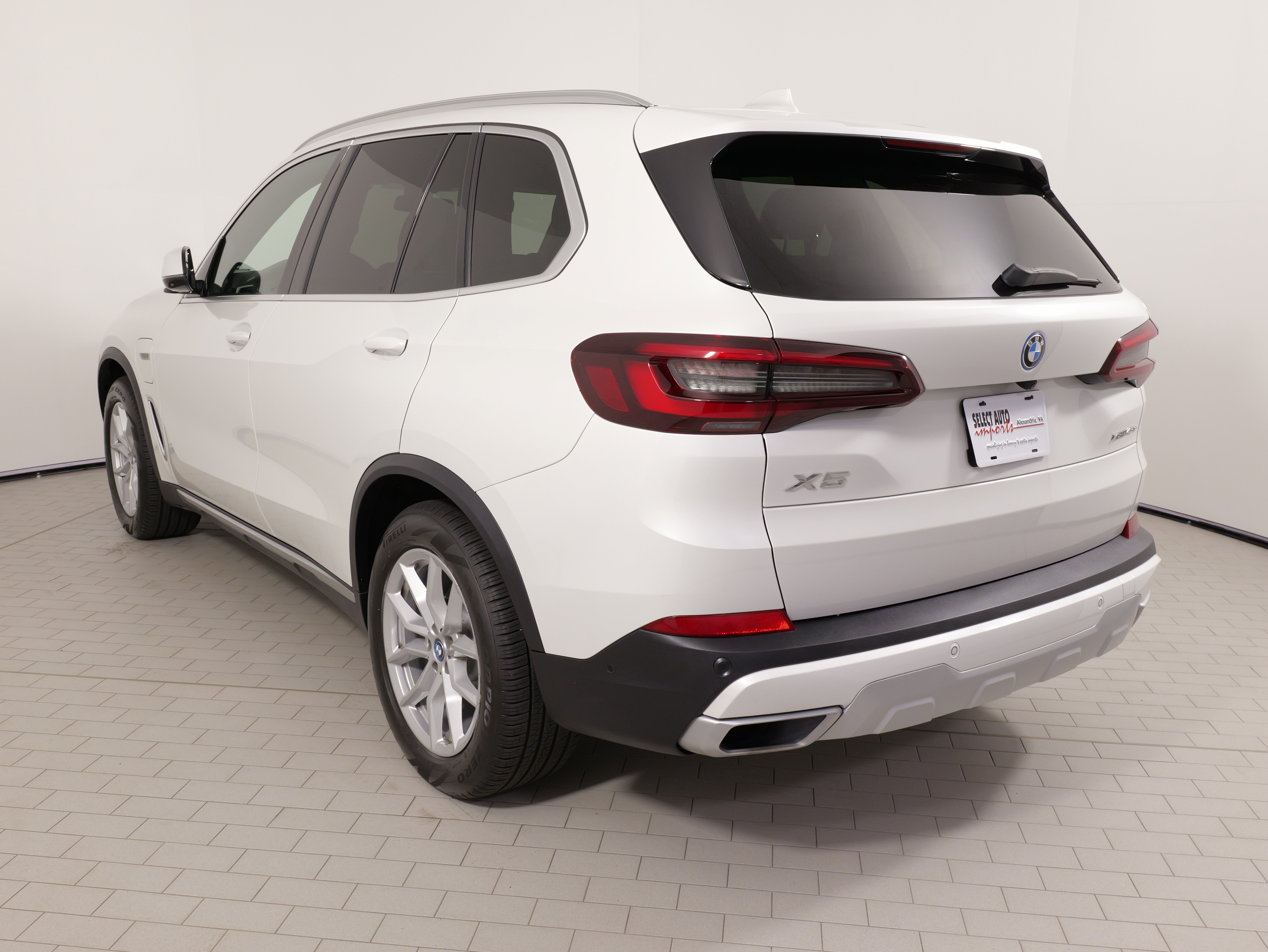 Used 2022 BMW X5 xDrive45e w/ Parking Assistance Package AWD/4WD image 16