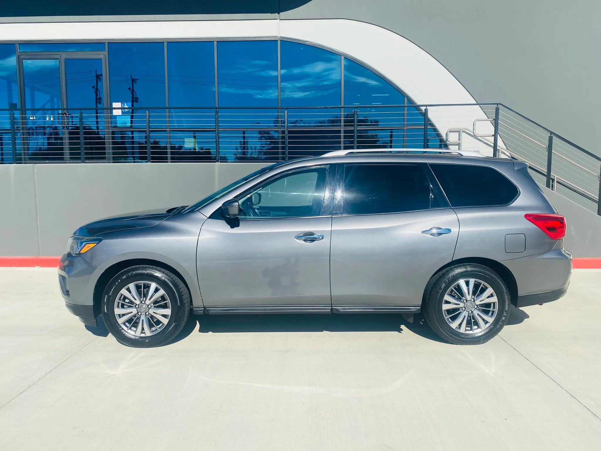 Used 2019 Nissan Pathfinder SL FWD image 2