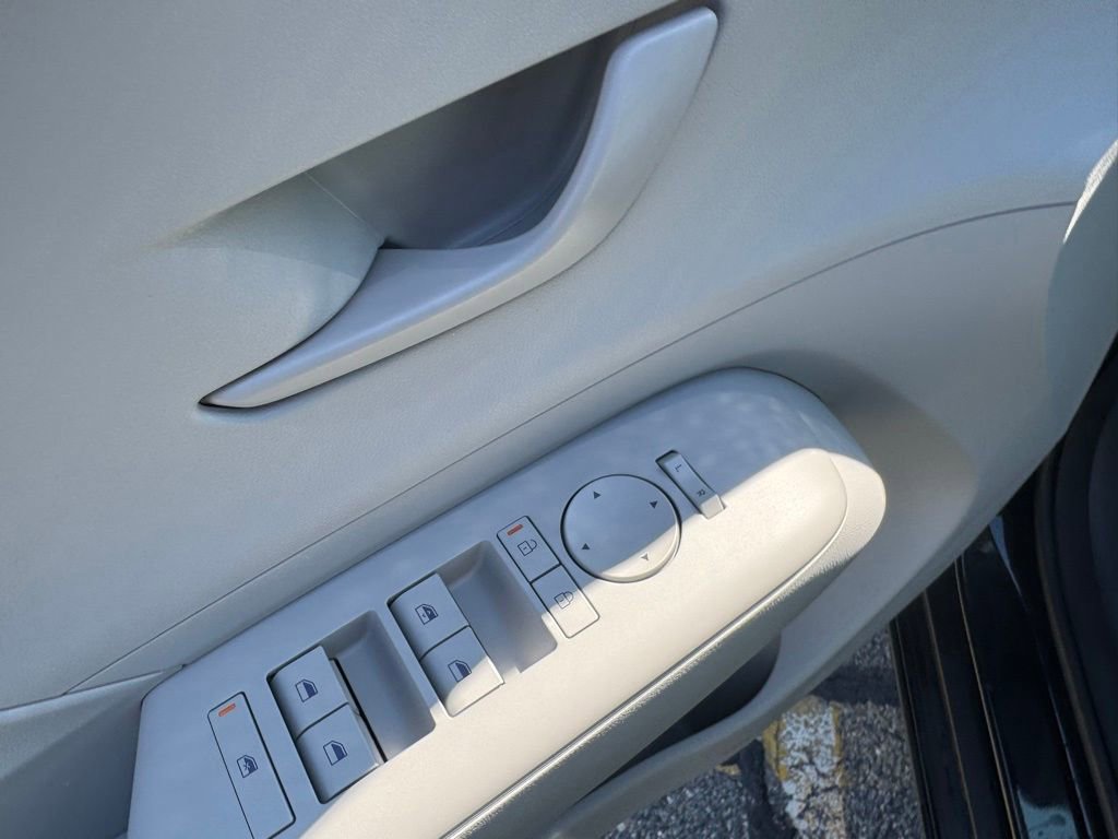 Used 2024 Hyundai Kona SE image 18