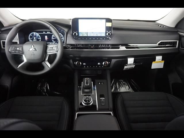 Used 2025 Mitsubishi Outlander SE image 12