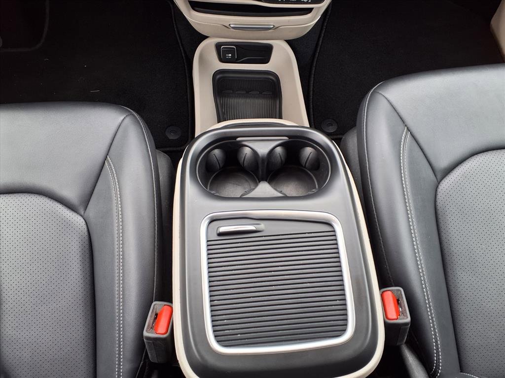 Used 2024 Chrysler Pacifica Select image 25