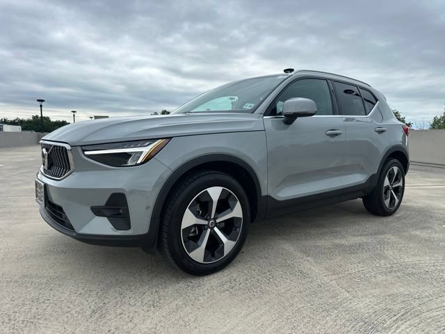 Certified 2025 Volvo XC40 B5 Plus AWD/4WD image 3