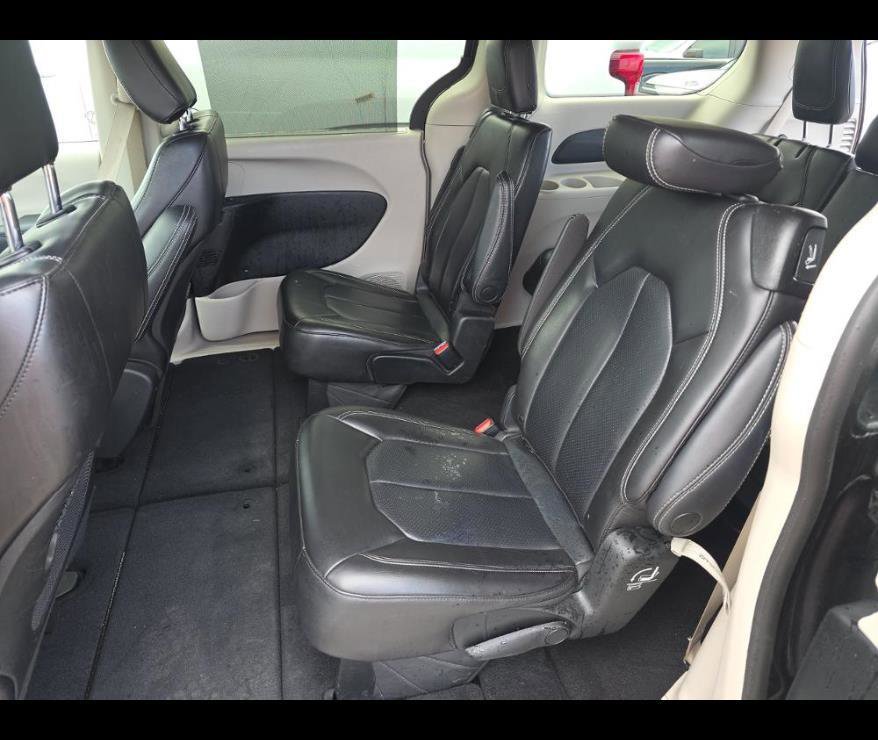 Used 2023 Chrysler Pacifica Touring-L FWD image 7