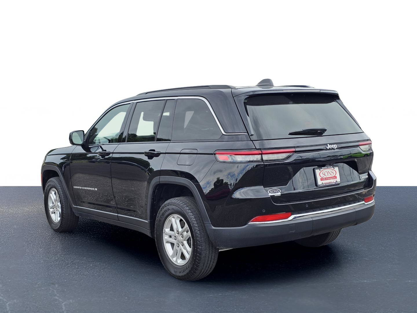Used 2024 Jeep Grand Cherokee Laredo RWD image 13